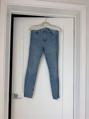 Zara Light Wash Skinny Jeans in Blue